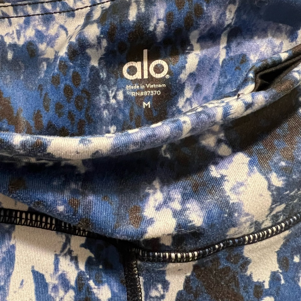 ALO Yoga Airbrush Capri Leggings Blue Python Snakeskin Size M - Picture 4 of 9